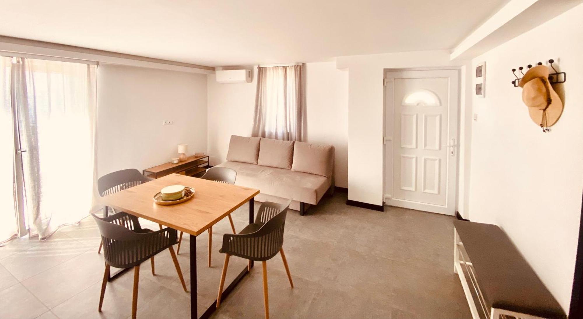 Nicol Apartment *